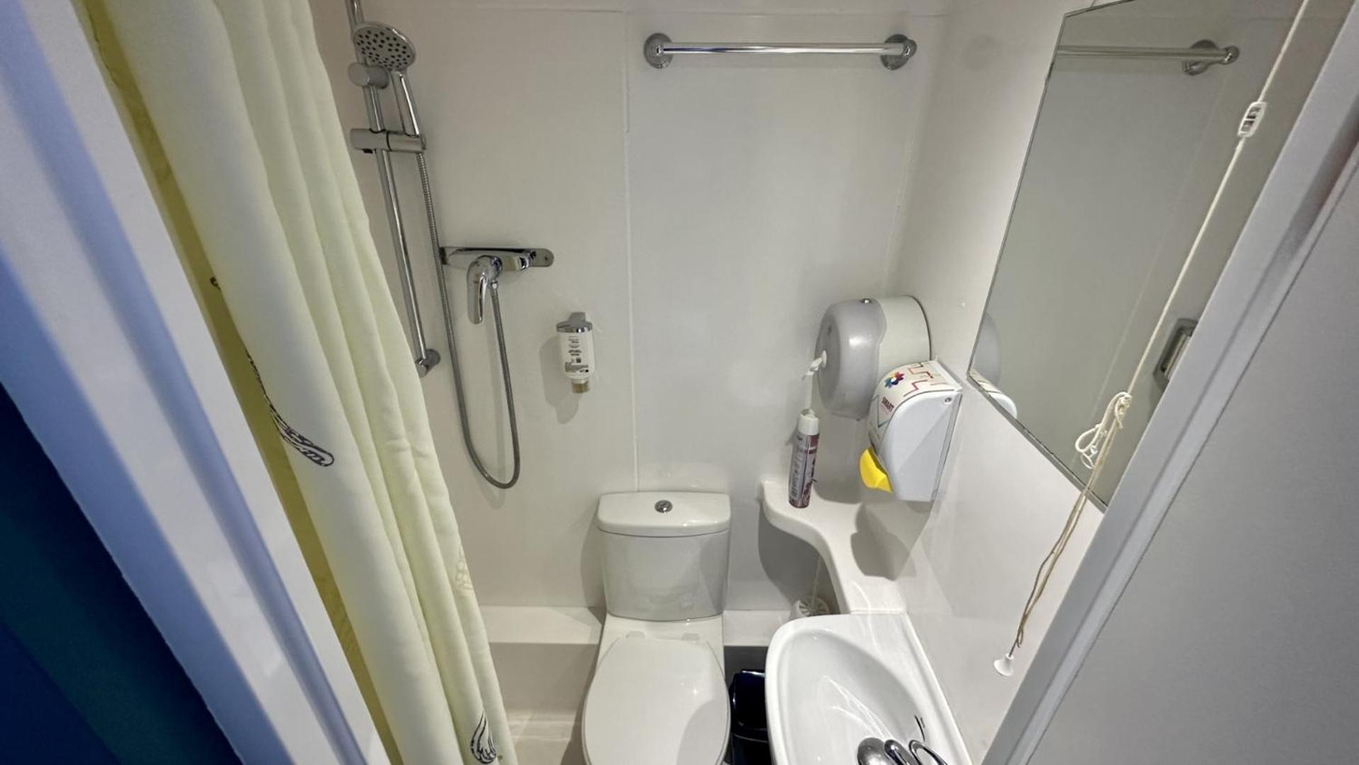 Quarto com 2 Camas de Solteiro e Banheiro Privativo
