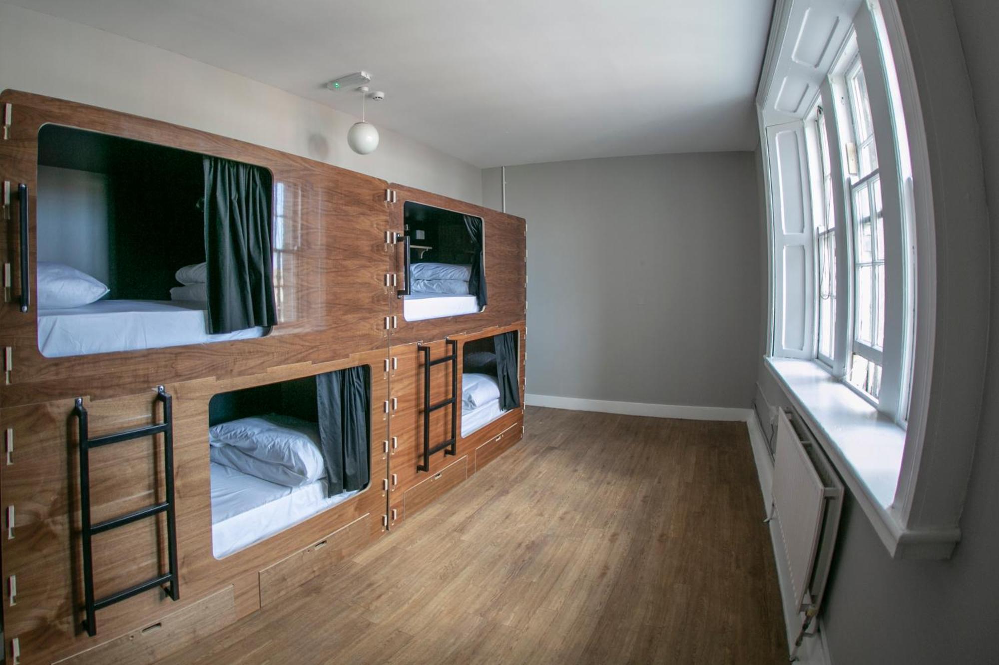 Litera en habitación compartida femenina de 4 camas