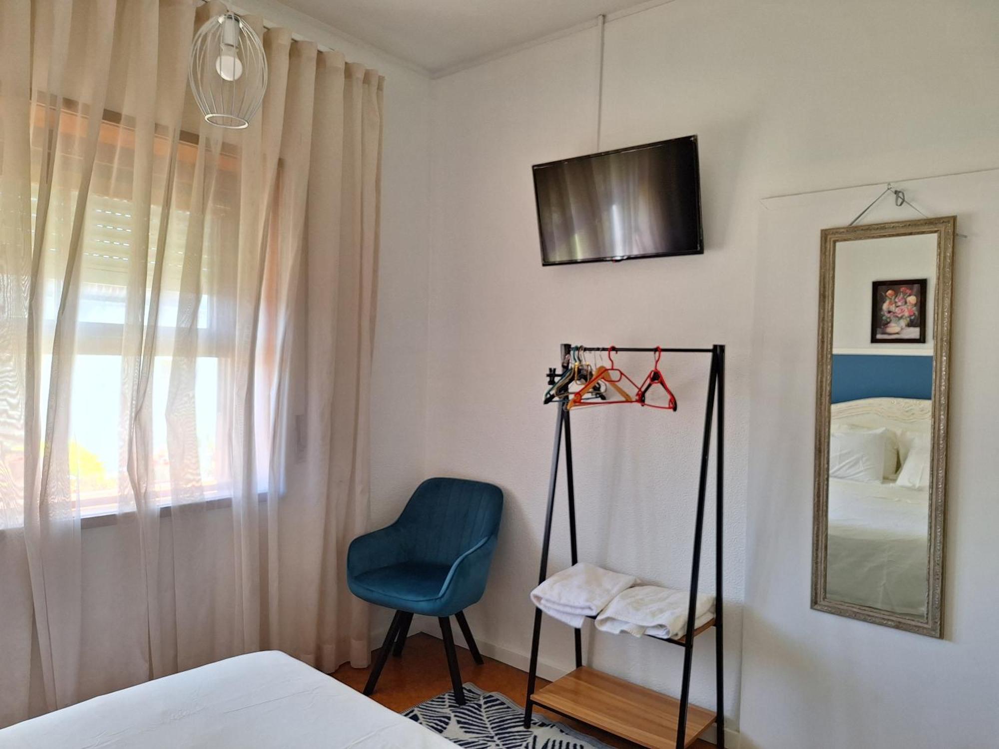 Habitación con cama grande y vistas al jardín
