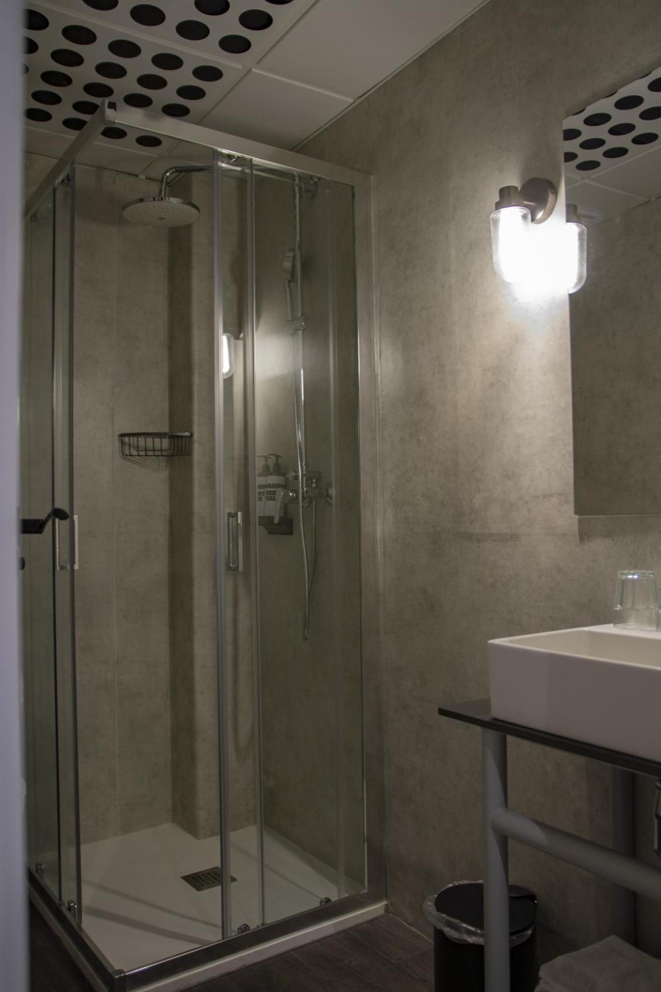 Cama en habitación compartida femenina de 4 camas con baño privado