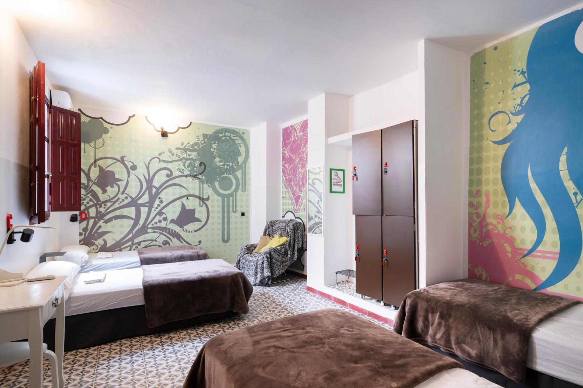Cama individual en habitación compartida femenina con 4 camas