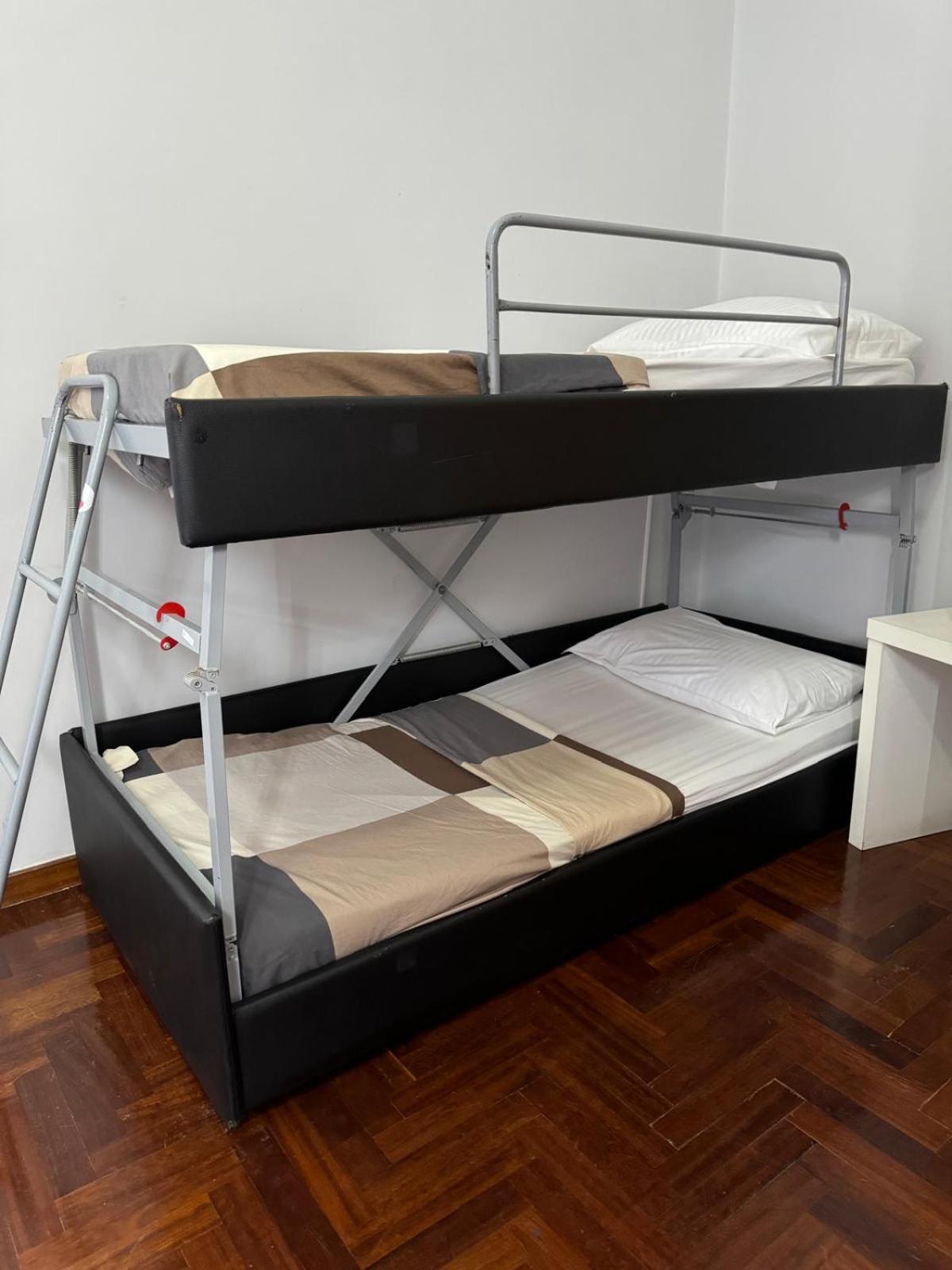 Cama en habitación femenina compartida de 4 camas