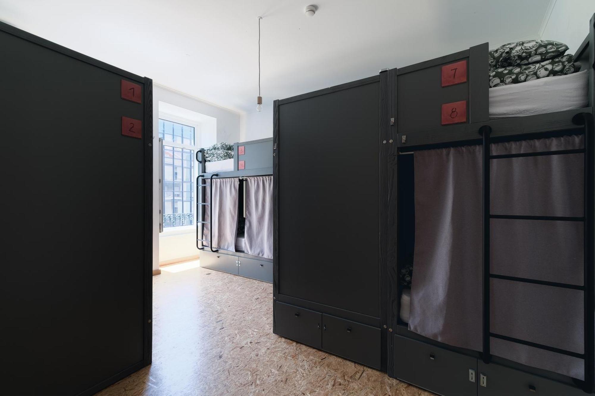 Cama en habitación compartida femenina de 8 camas