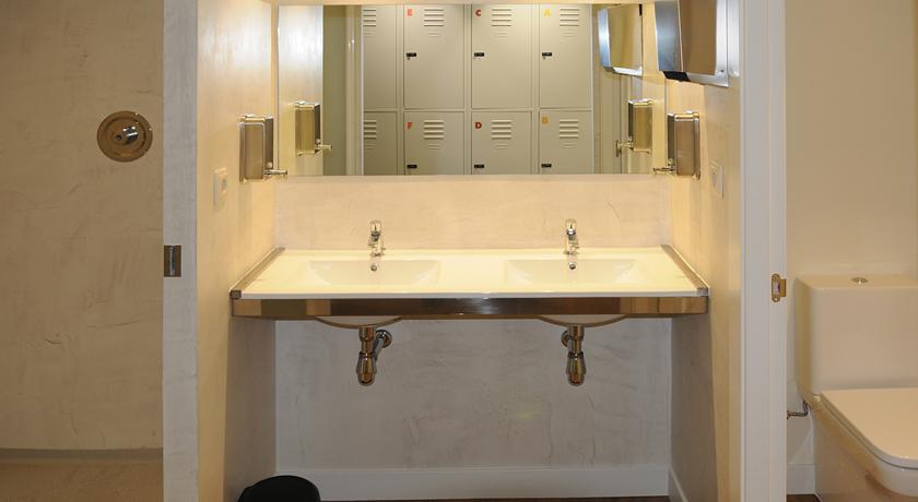 Cama en habitación compartida femenina de 8 camas