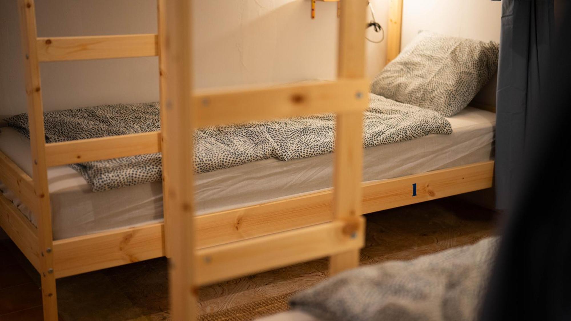 Cama en habitación compartida con 4 camas