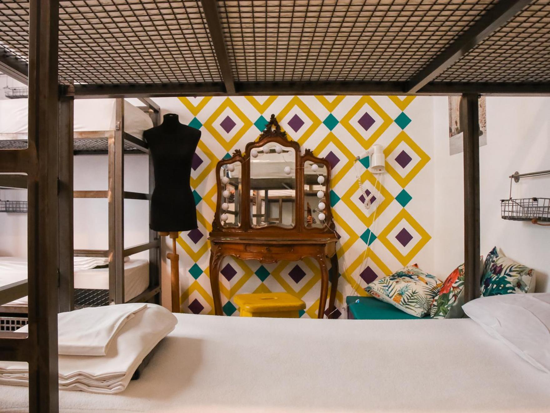Cama en habitación compartida femenina de 6 camas
