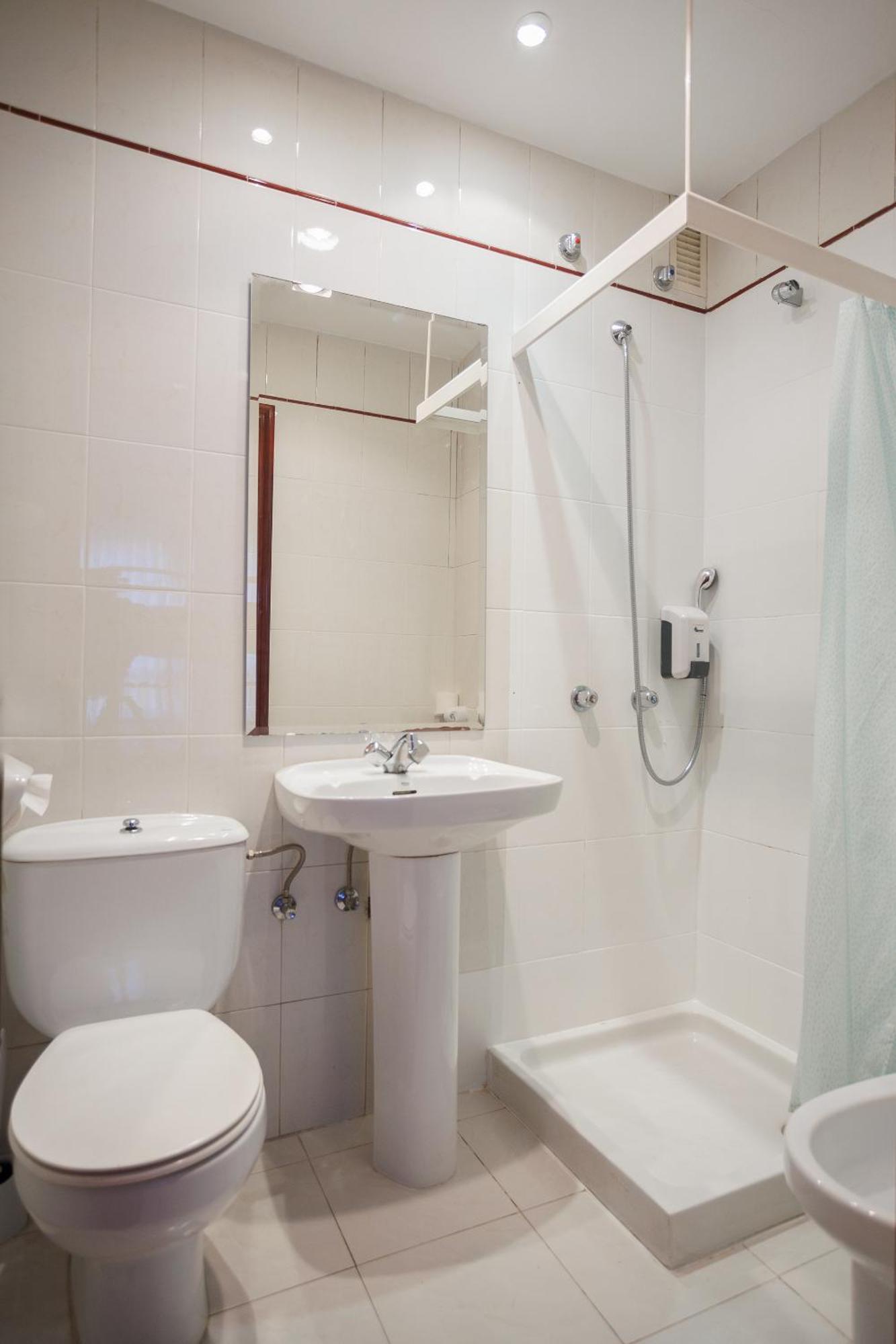 Habitación Doble con literas y baño privado