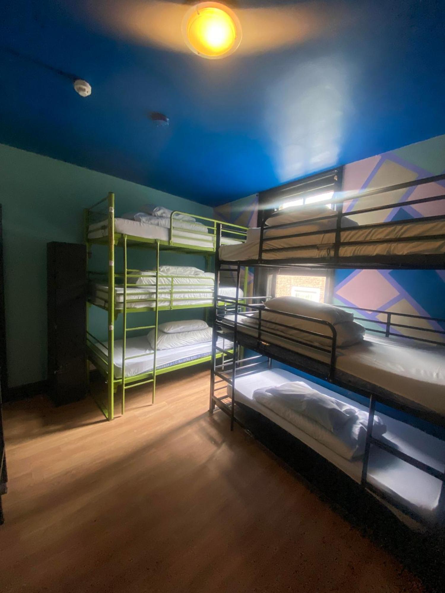 Habitación compartida mixta de 10 camas