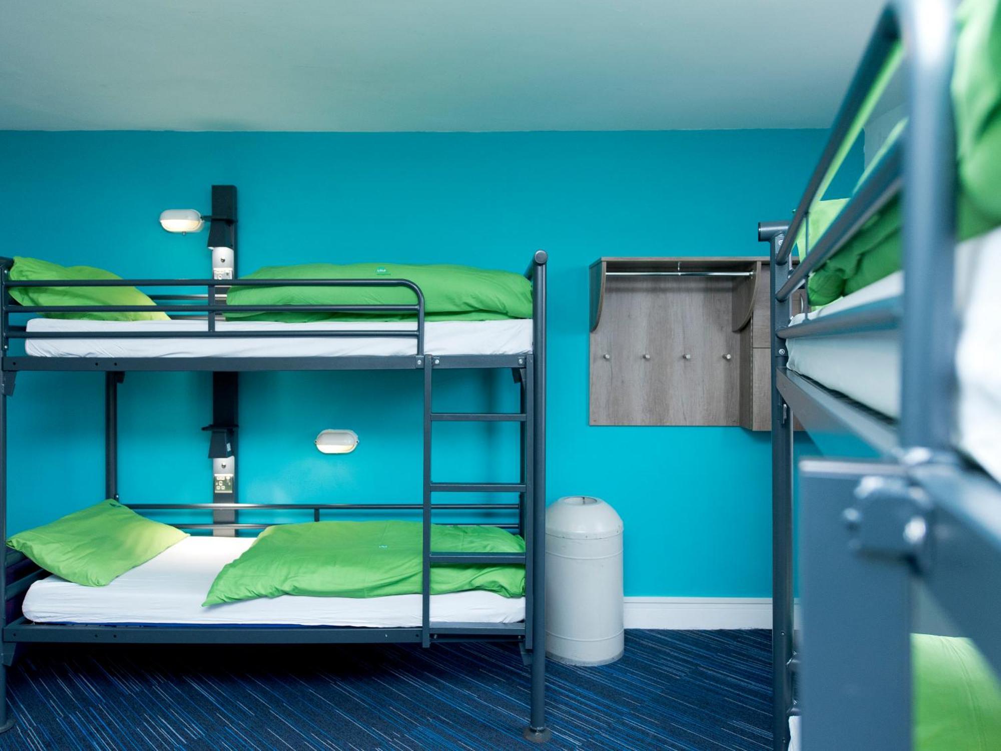 Litera en habitación compartida masculina