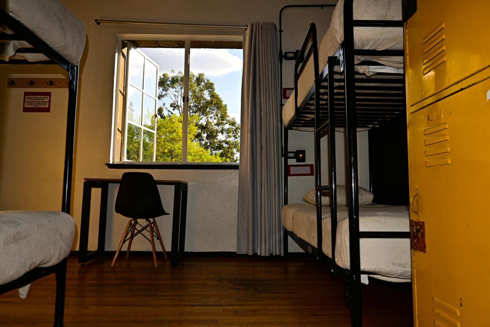Cama en habitación compartida mixta para 6 personas con baño compartido exterior - Vistas al Zócalo