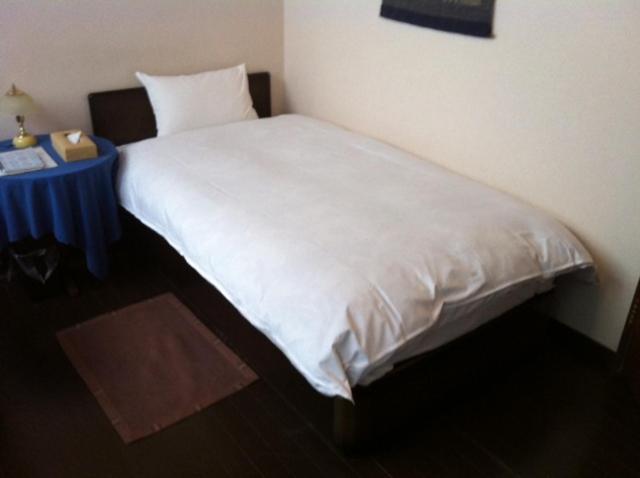 Habitación con cama grande