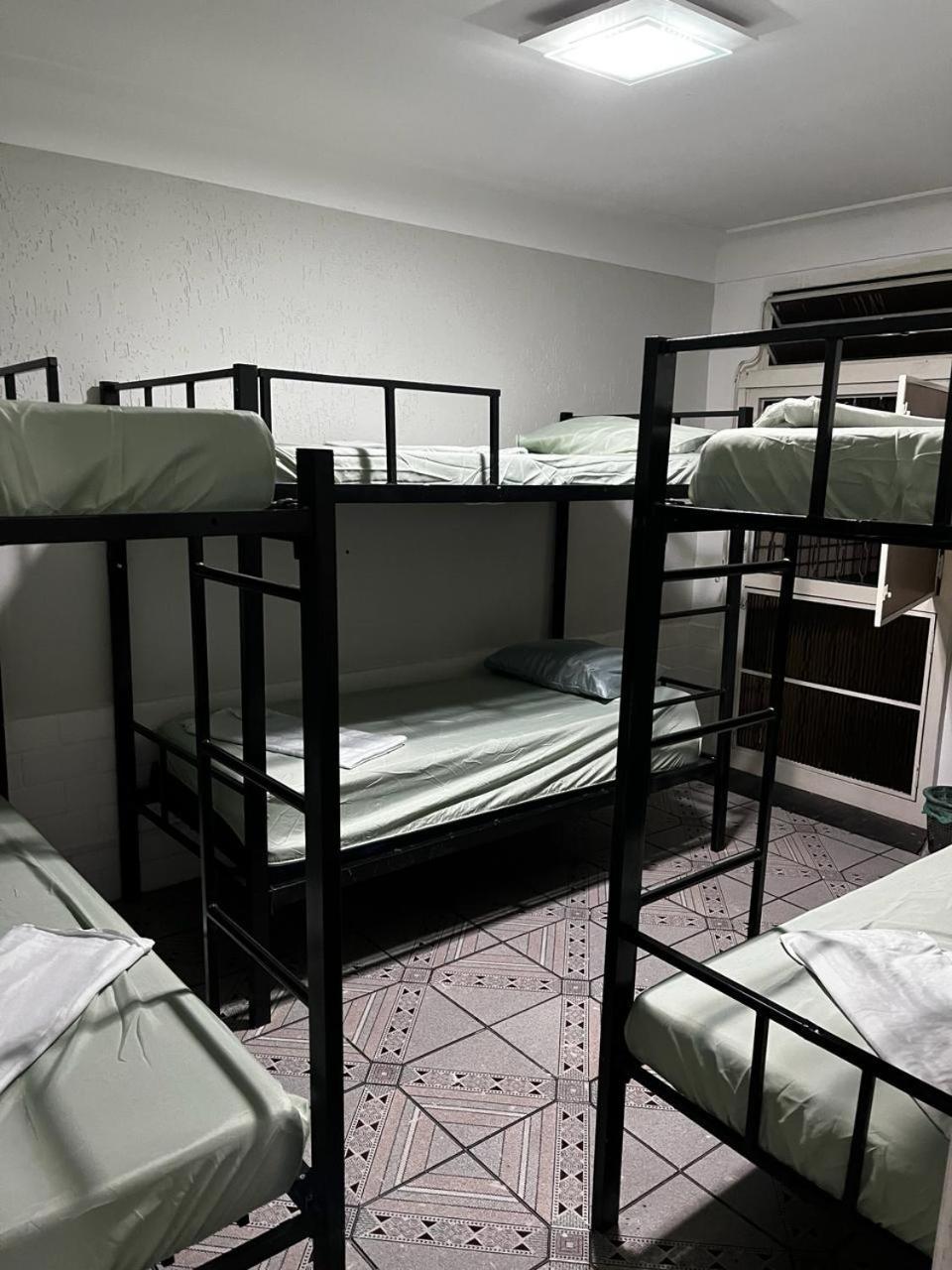 Cama em Dormitório Misto com 6 Camas