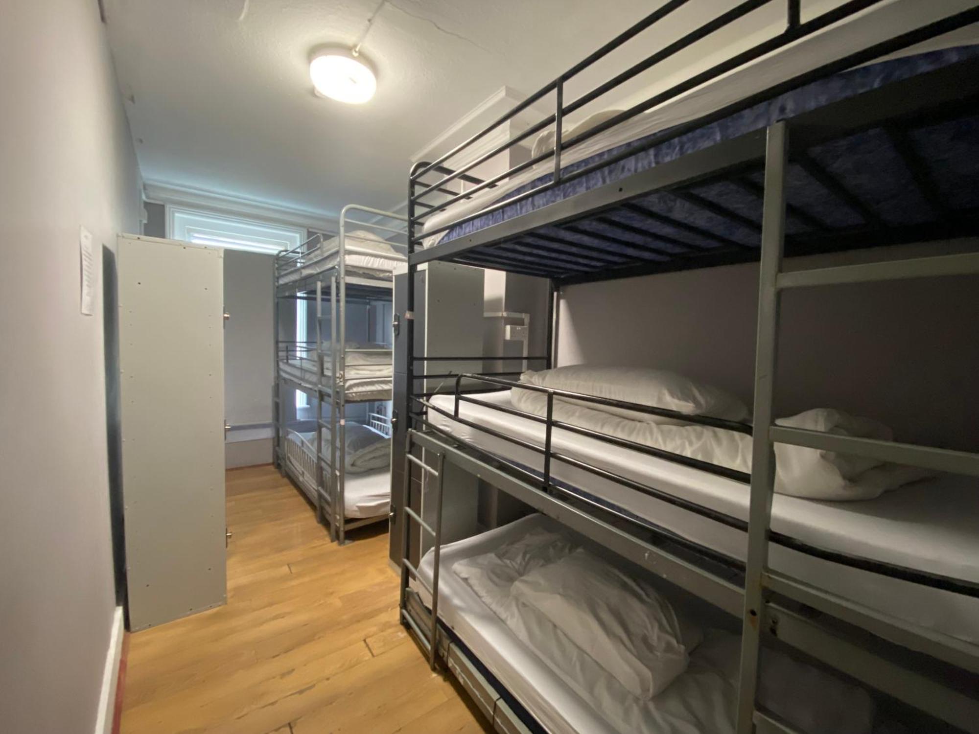 Cama en habitación compartida femenina de 6 camas