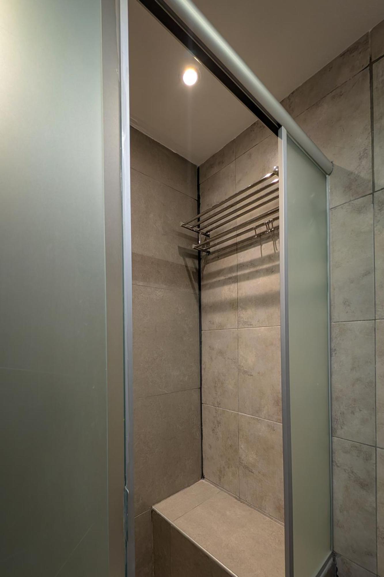 Cama en un dormitorio compartido de 6 camas con baño compartido