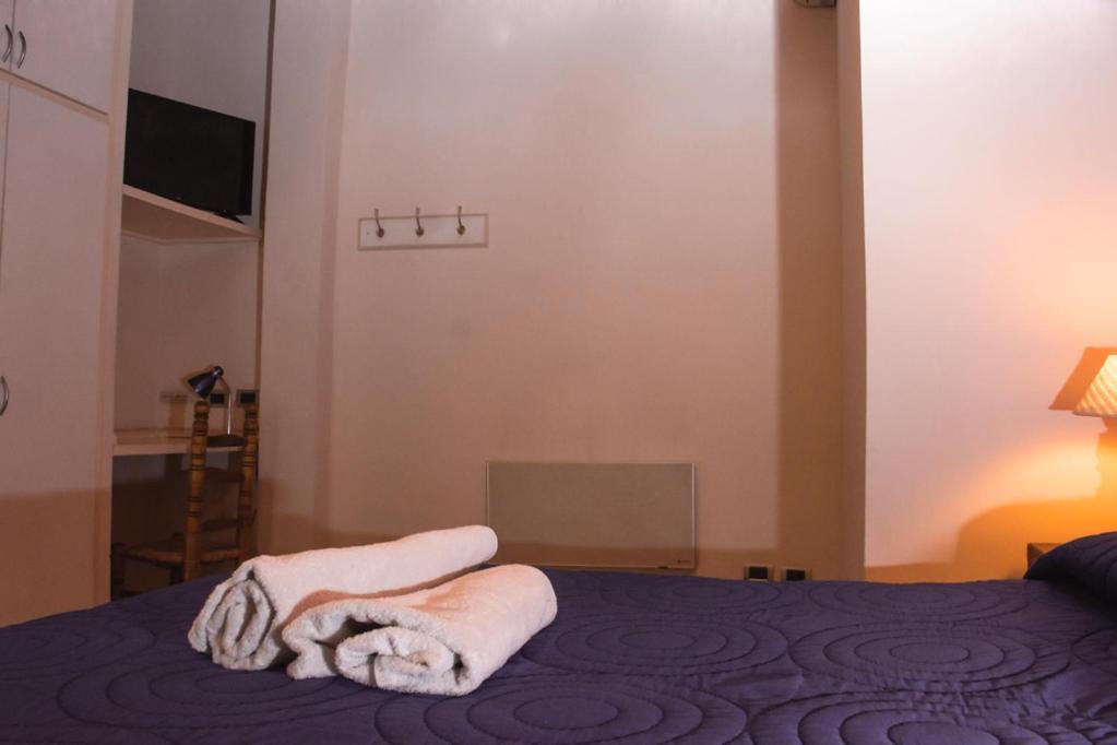 Habitación con cama grande y vistas al jardín