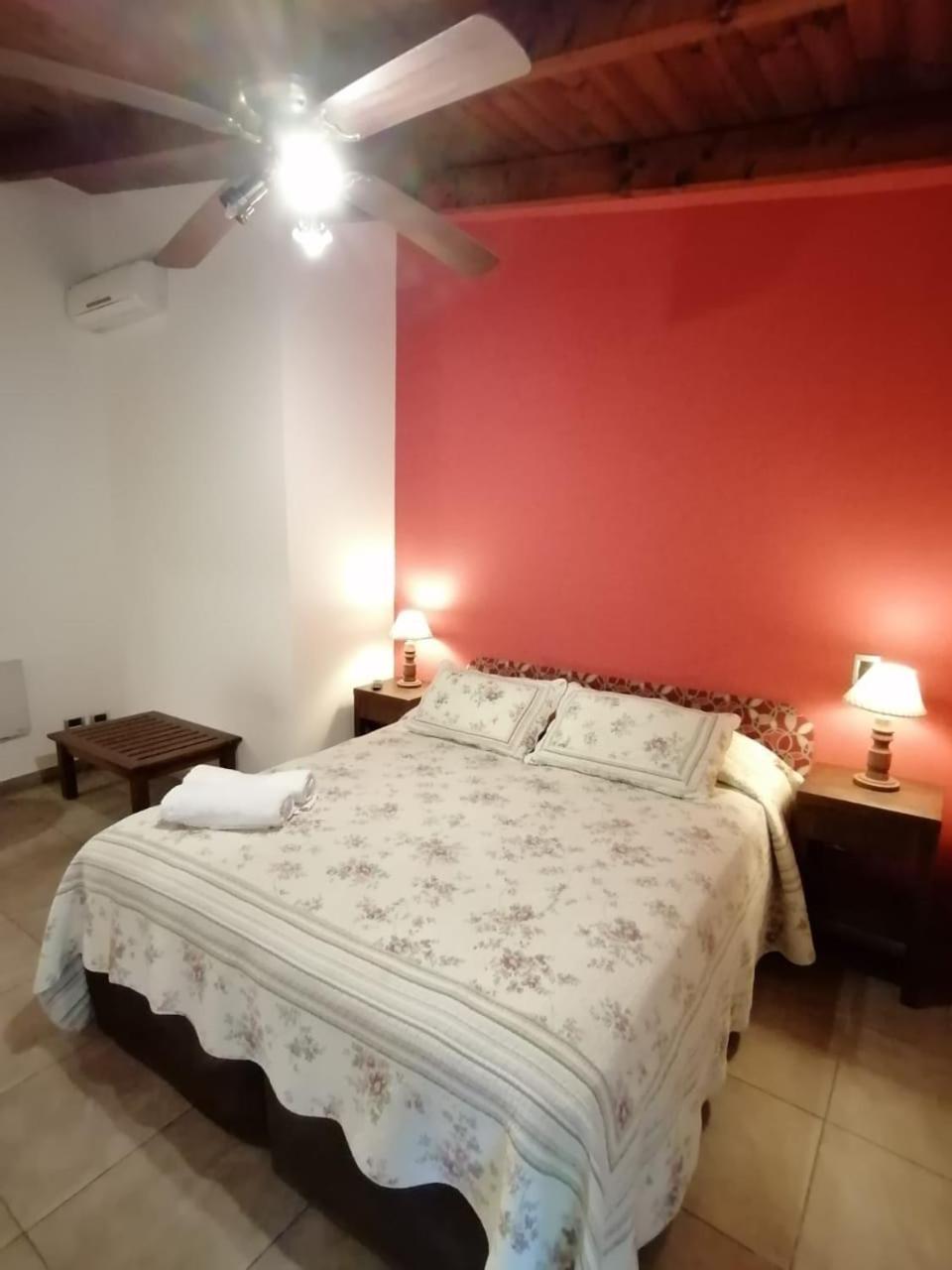 Habitación con cama grande y vistas al jardín