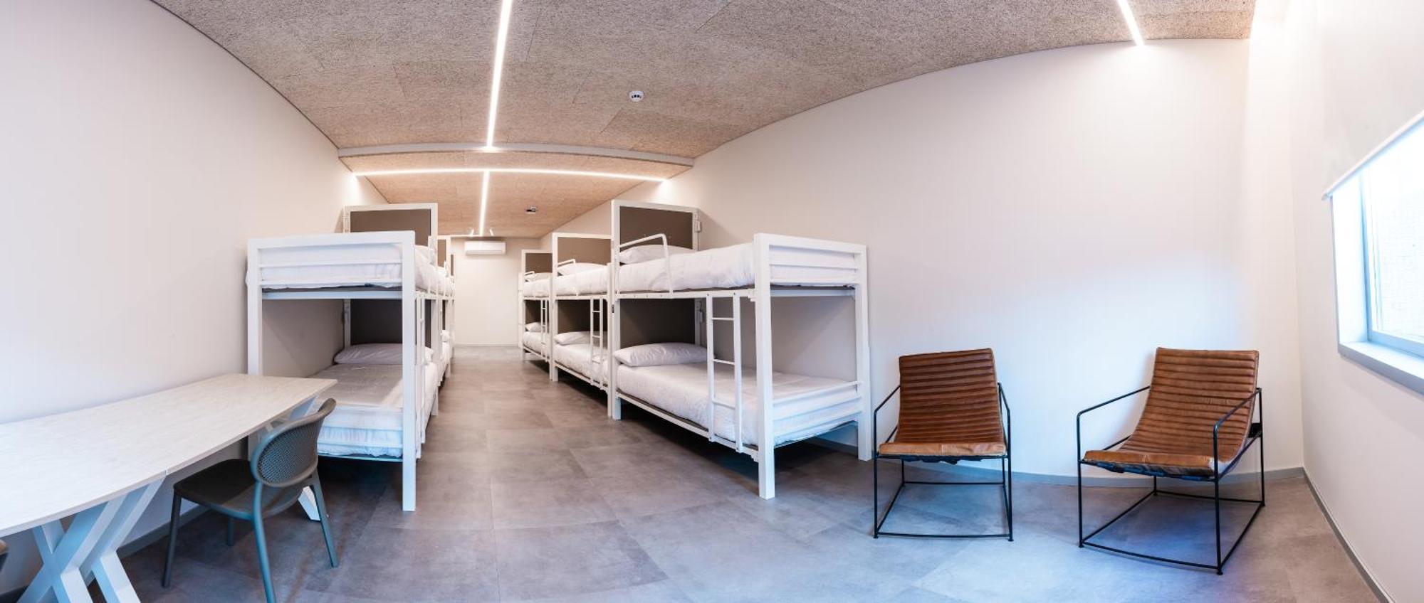 Cama individual en dormitorio compartido femenino de 12 camas