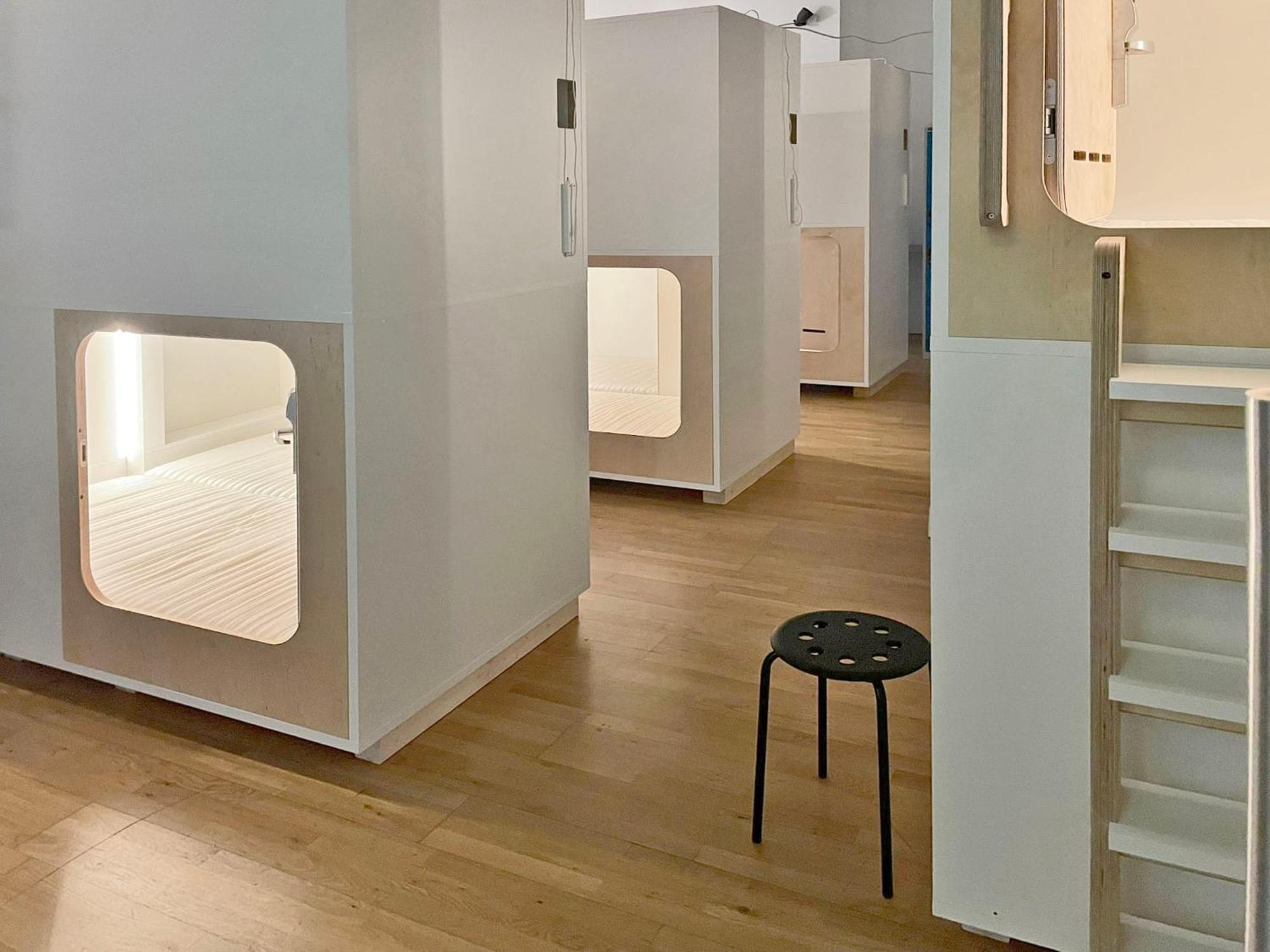 Cápsula con baño compartido y cama extragrande