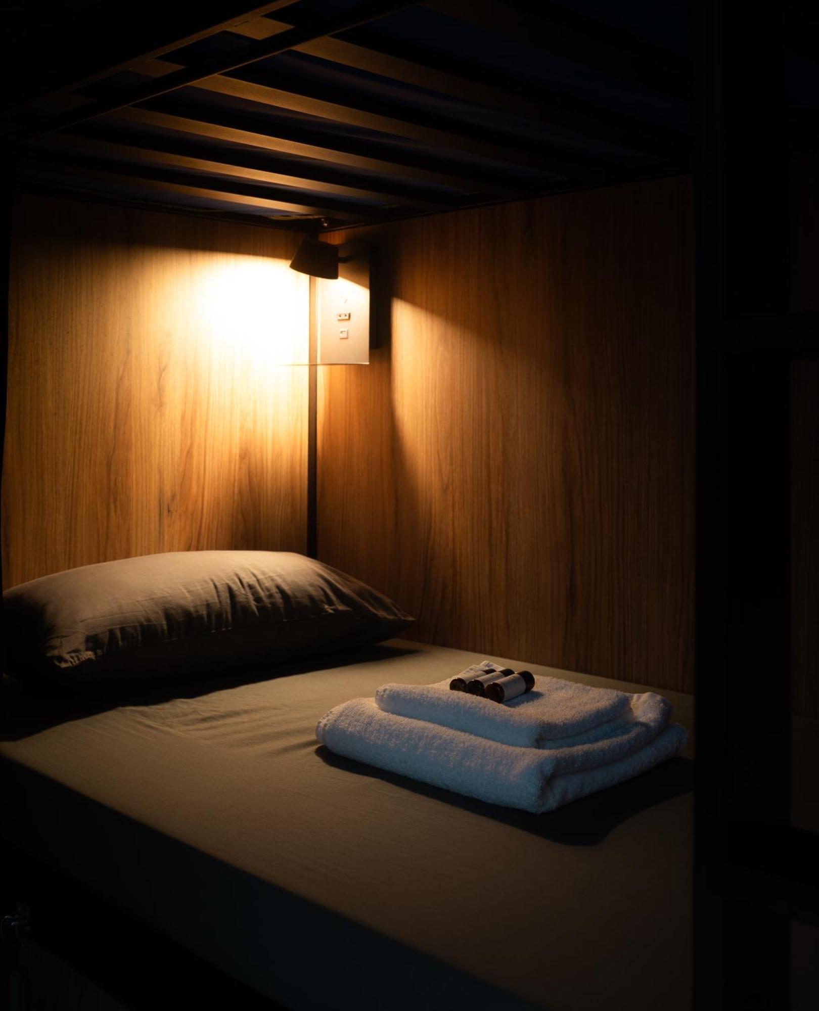Cama en habitación femenina compartida de 4 camas