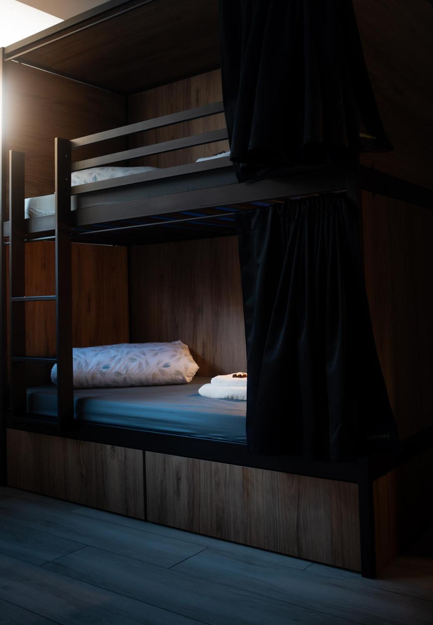 Cama en habitación compartida femenina de 6 camas