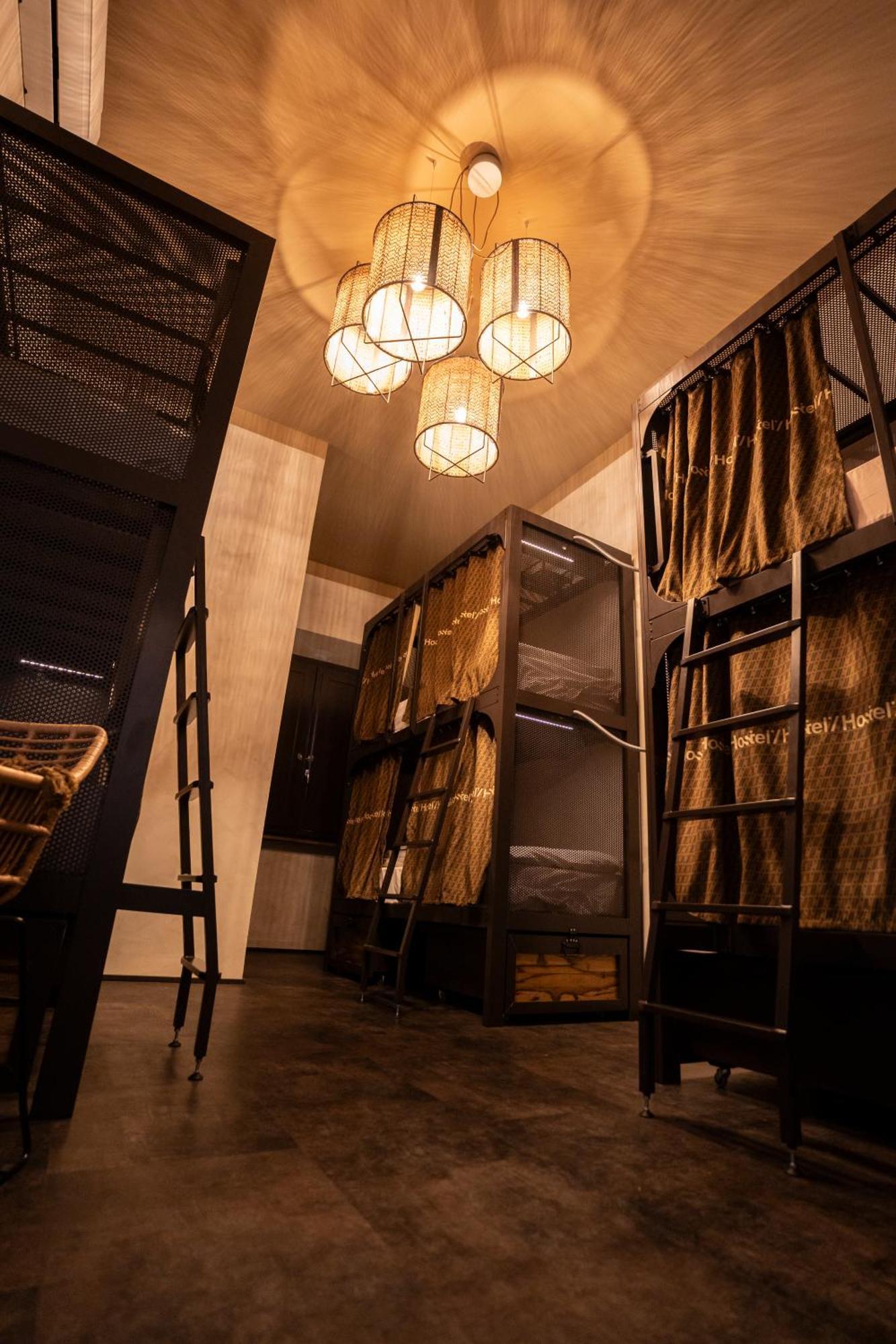 Cama en habitación compartida femenina de 6 camas