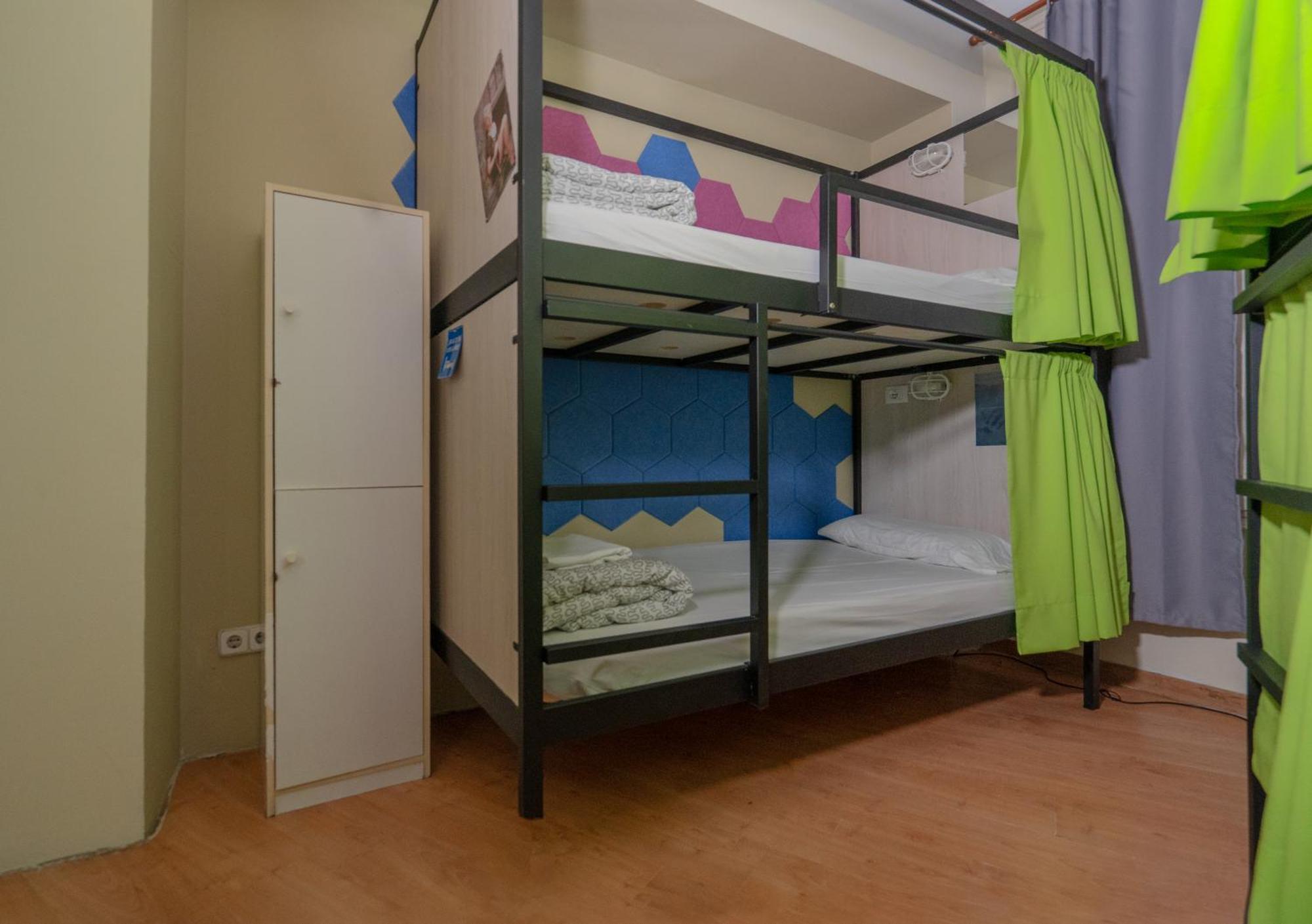 Cama en habitación femenina compartida de 4 camas