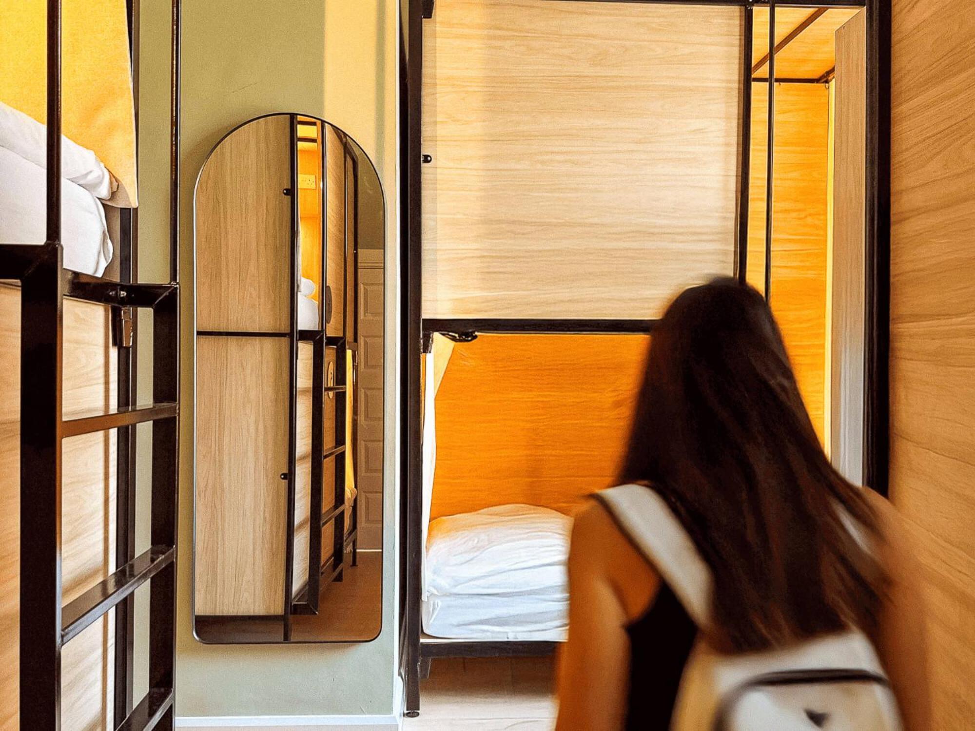 Cama en habitación compartida femenina de 6 camas con baño privado