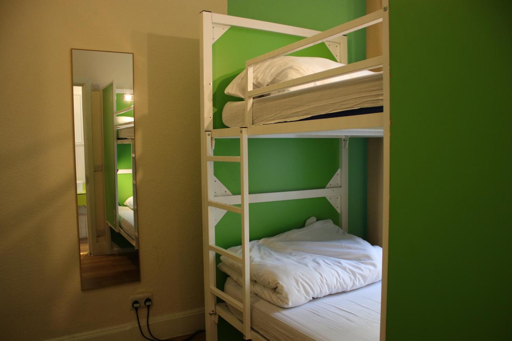 Habitación doble con 2 camas en literas y baño privado