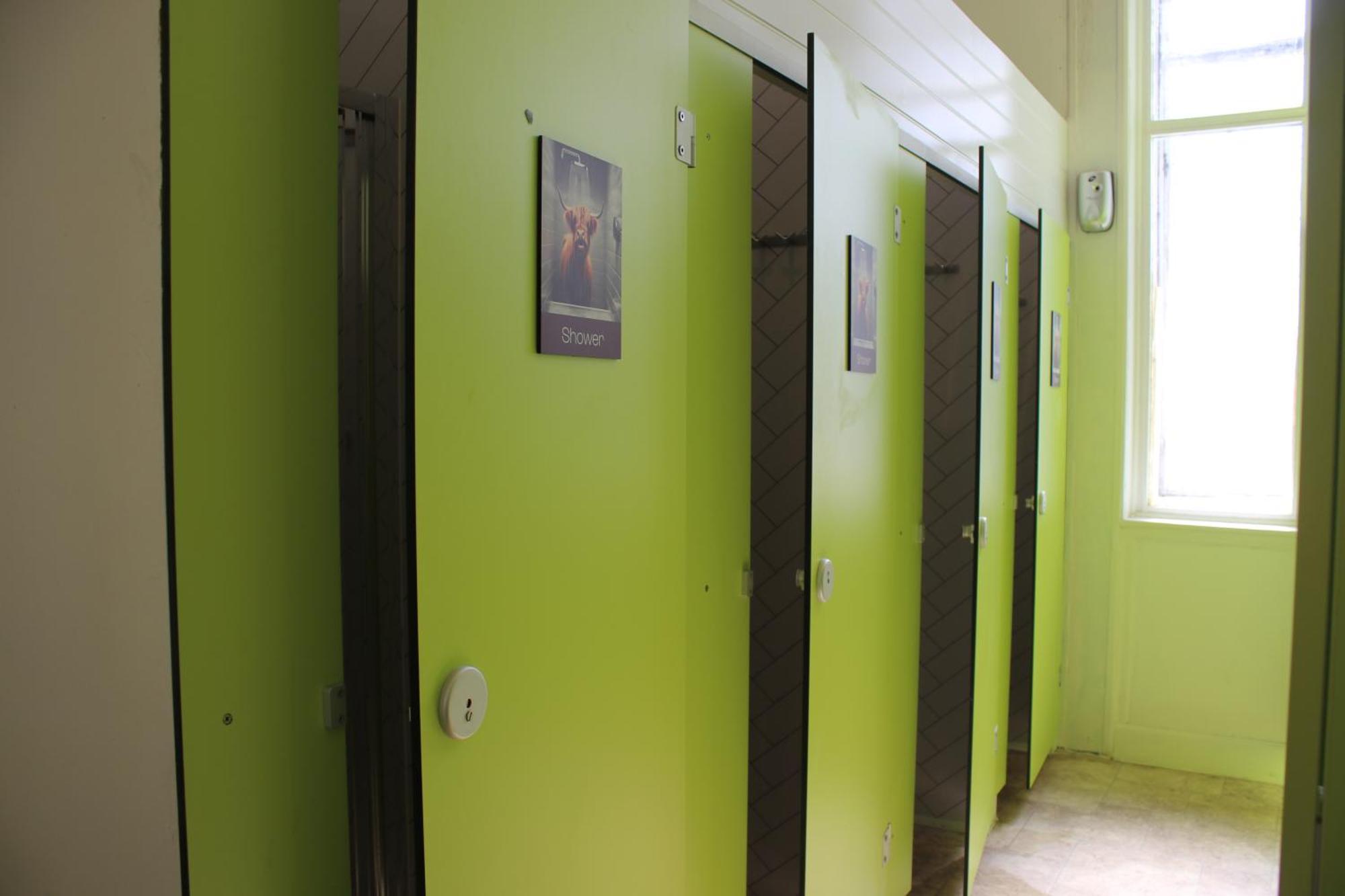 Cama en habitación compartida para mujeres de 4 camas y con baño compartido