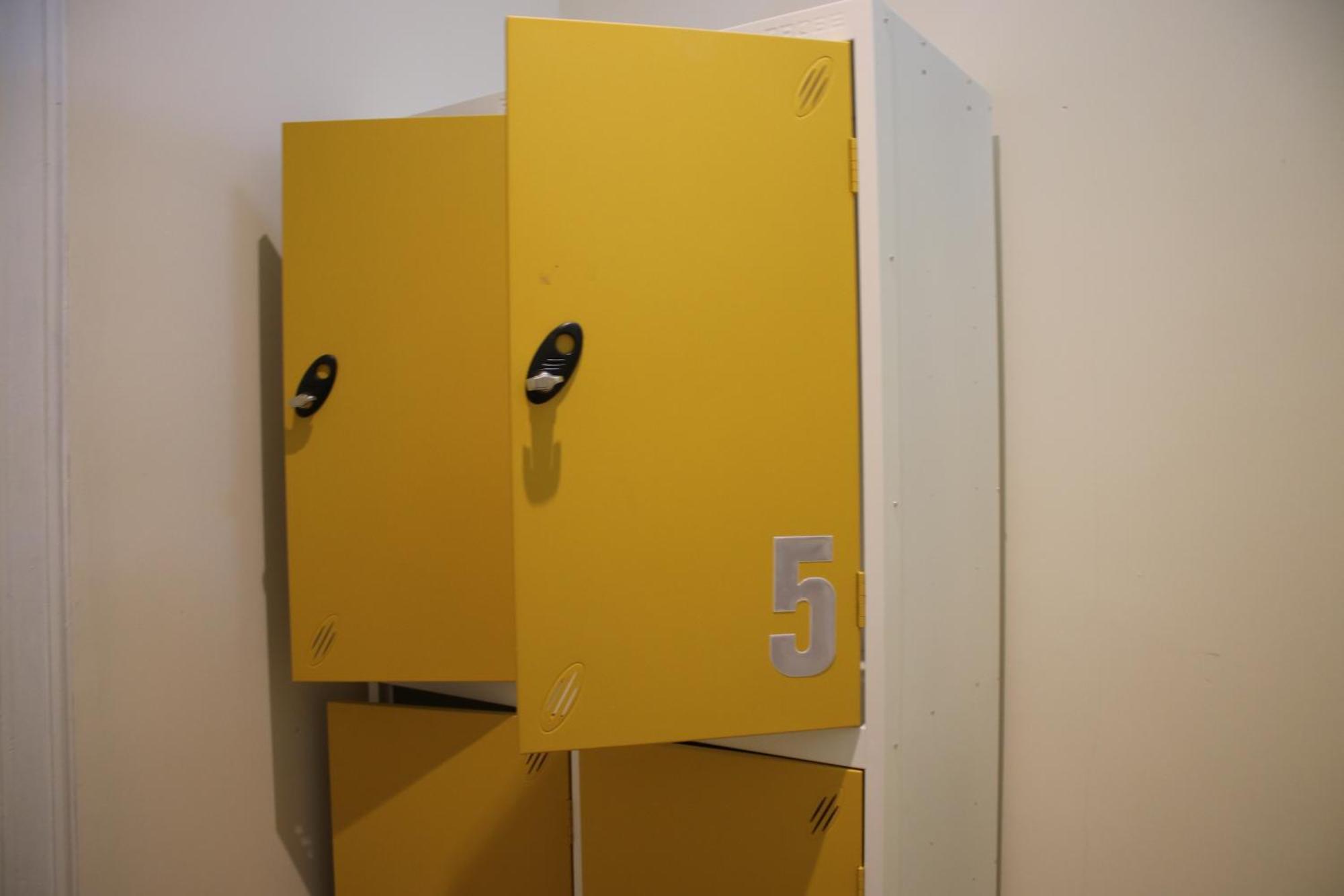 Cama en habitación compartida mixta con 6 camas y baño privado