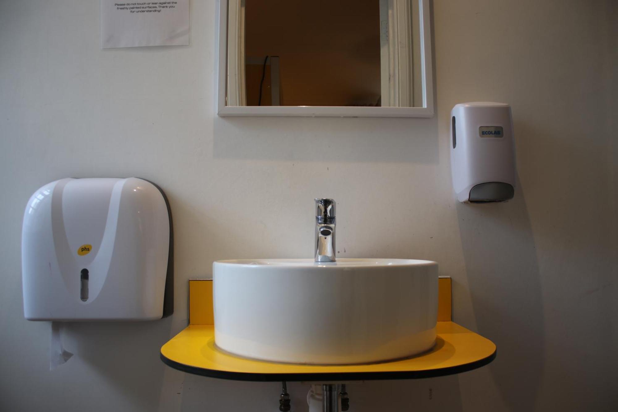 Cama en habitación compartida mixta con 4 camas y baño privado