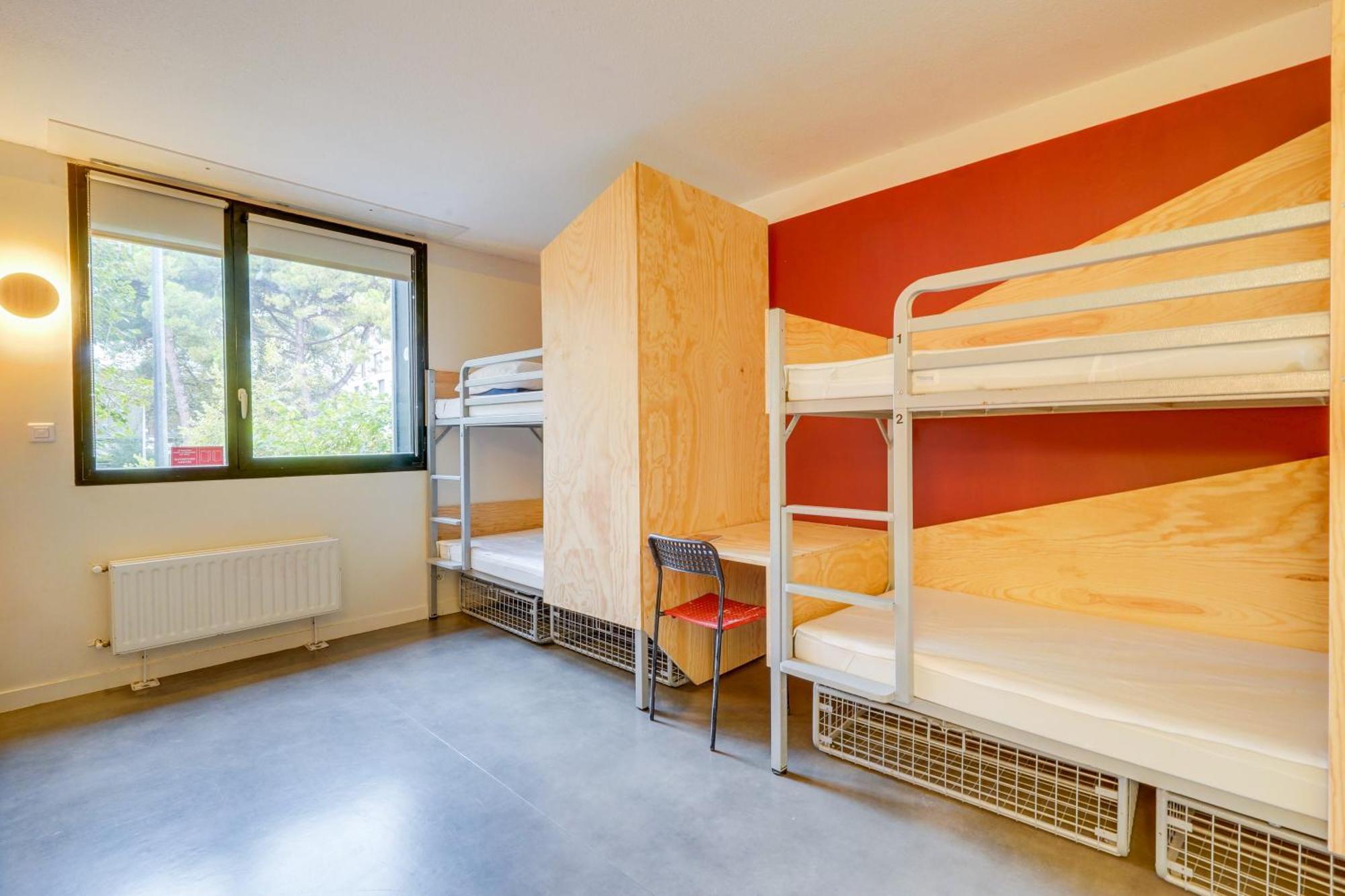 Cama en habitación compartida masculina de 6 camas