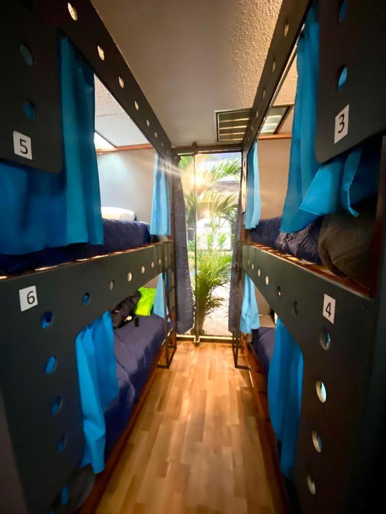Cama Individual en dormitorio compartido de 6 camas