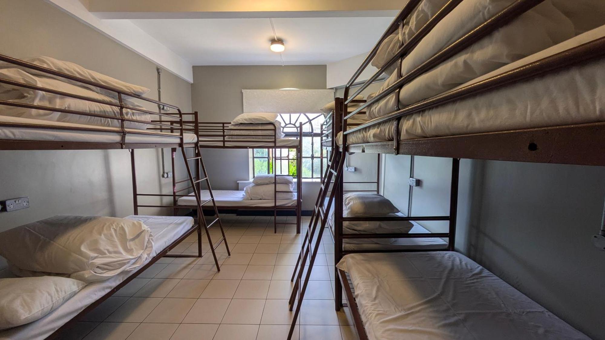 Bed in 8 Mixed Room with Shared Bathroom