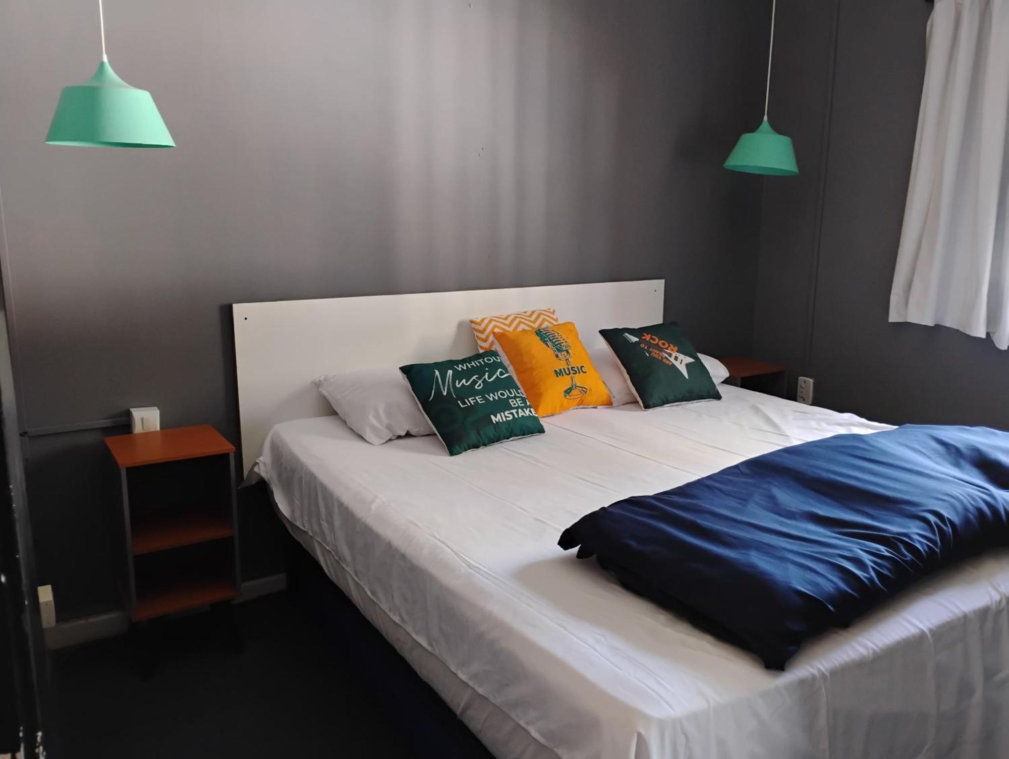Quarto com Cama de Casal ou 2 de Solteiro e Banheiro Compartilhado
