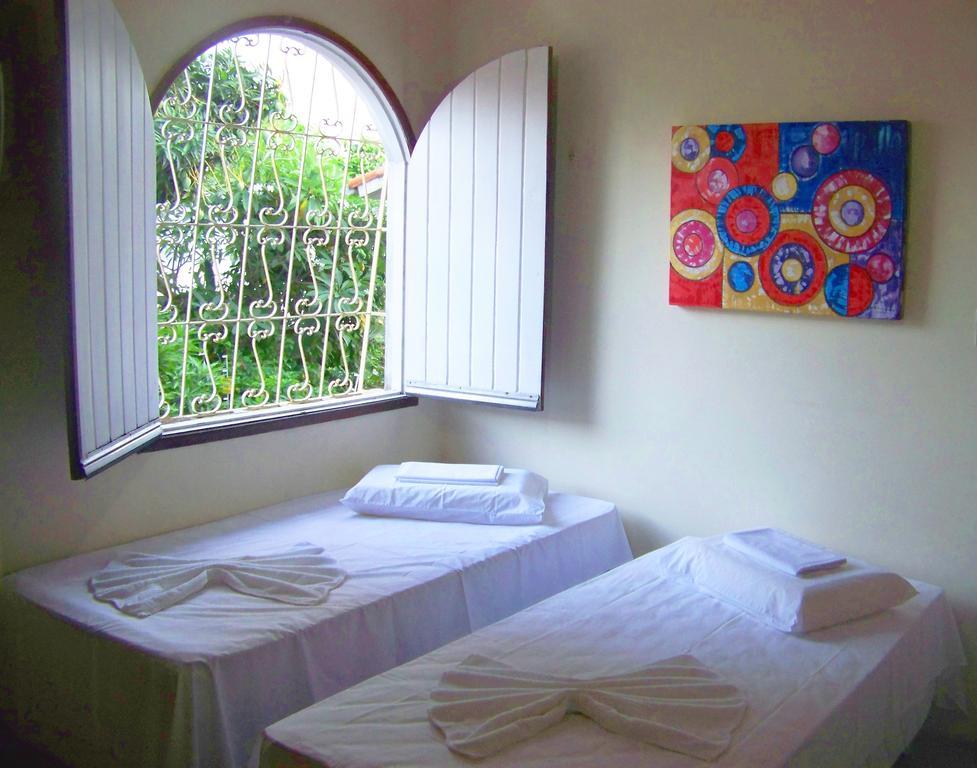Quarto com Camas de Solteiro e Banheiro Privativo
