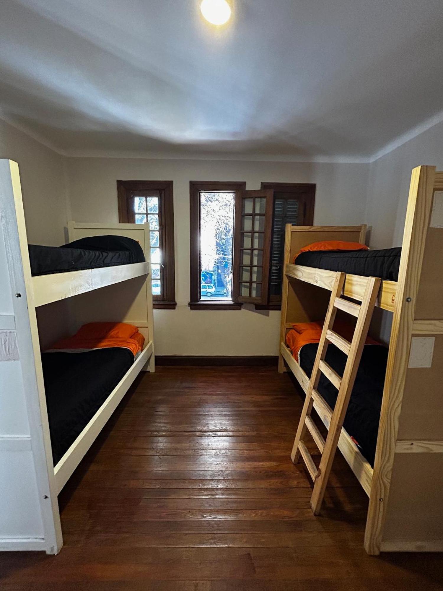 Cama en habitación femenina compartida de 4 camas
