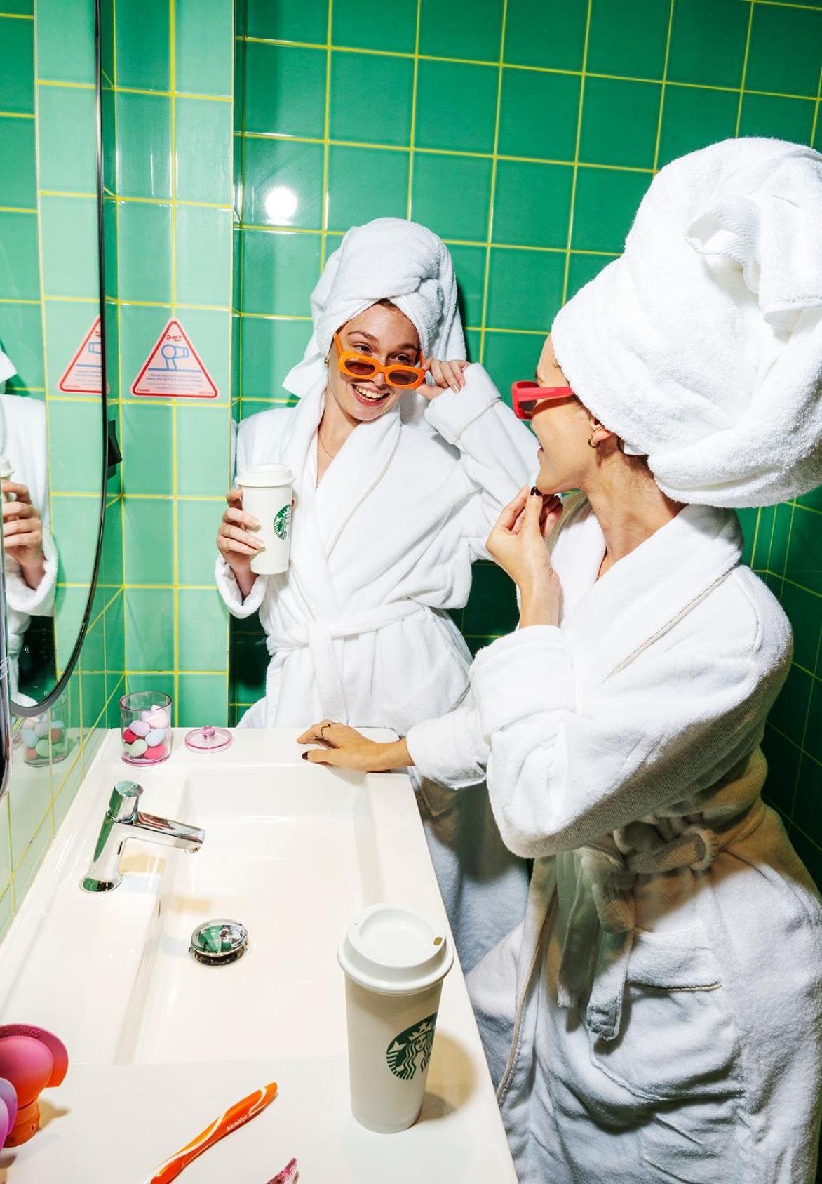 Cápsula privada femenina para 2 personas con baño compartido