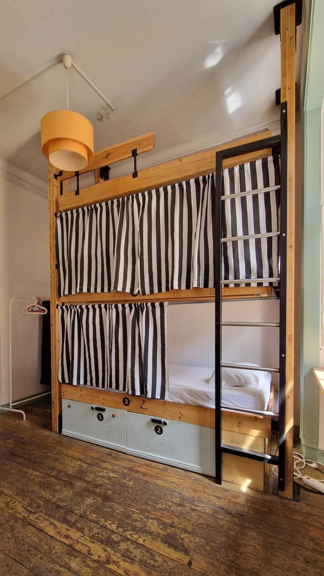 Cama em Dormitório Misto com 6 Camas