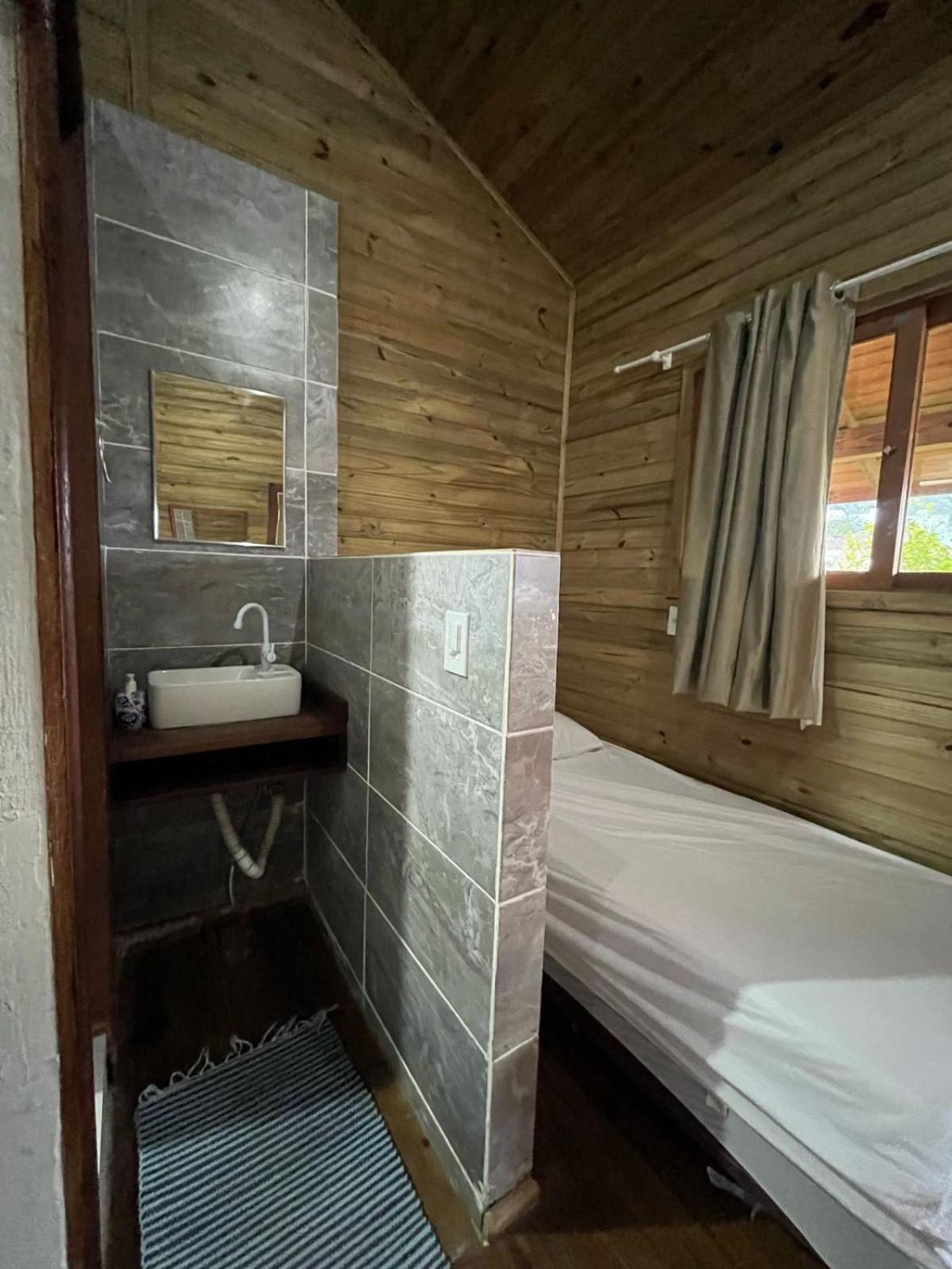 Quarto com Cama de Casal ou 2 de Solteiro e Banheiro Privativo