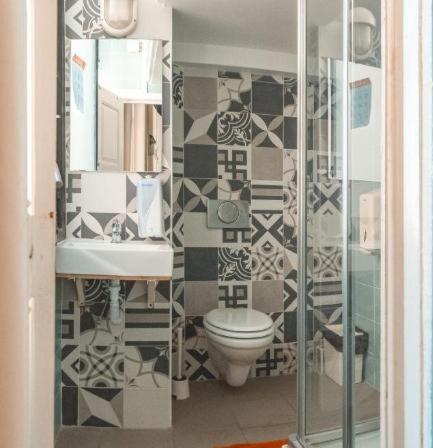 Cama en habitación compartida femenina con 6 camas y baño