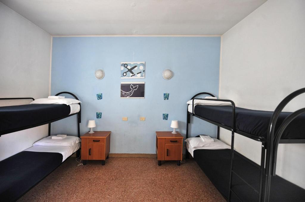 Cama individual en una habitación compartida femenina de 4 camas