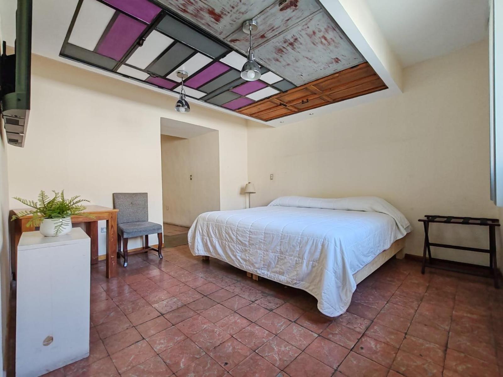 Habitación con cama extragrande y baño privado