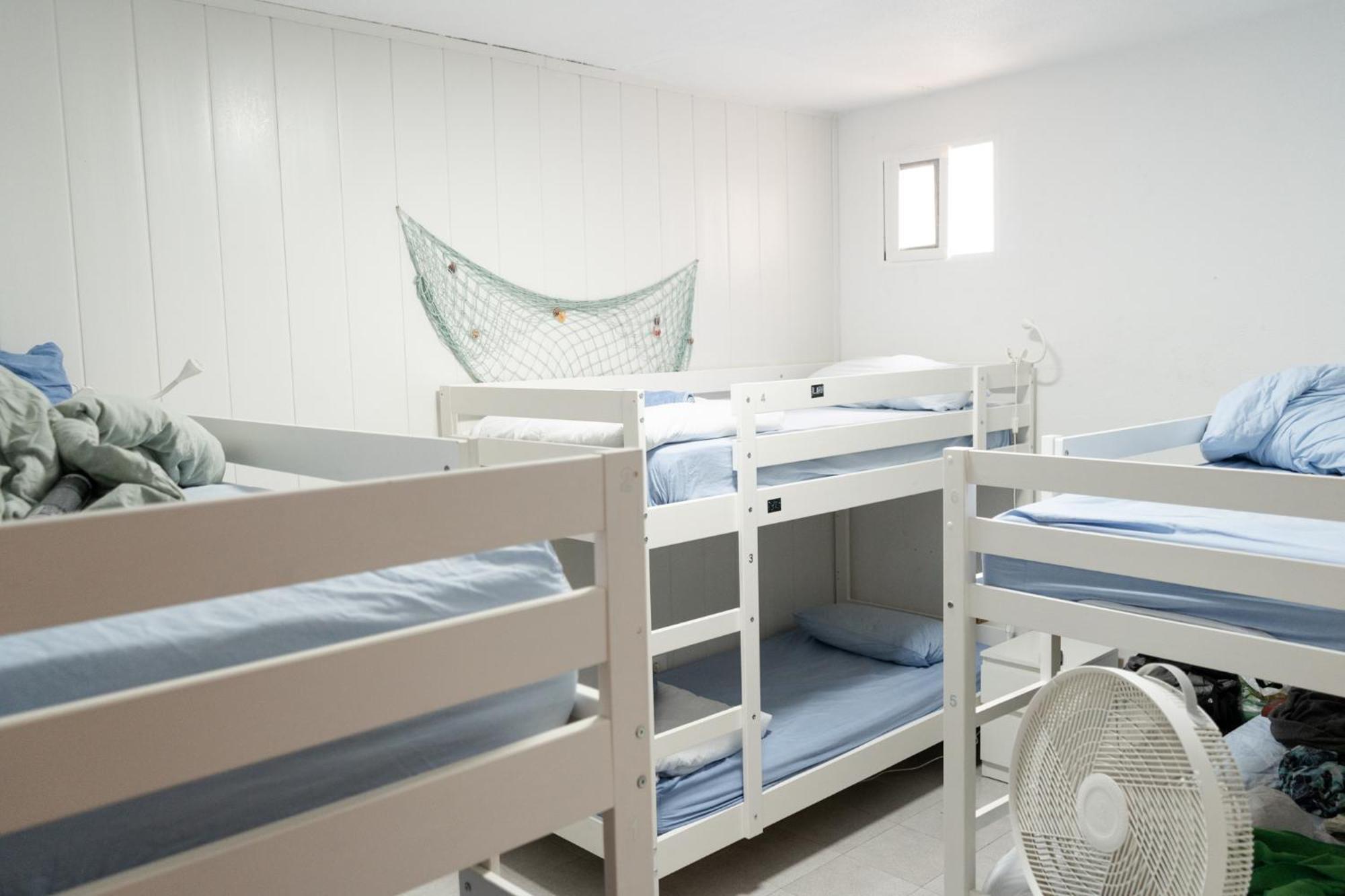 Cama Individual en dormitorio compartido de 6 camas