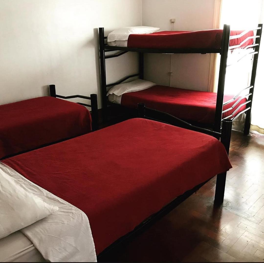 Cama en habitación compartida femenina de 6 camas