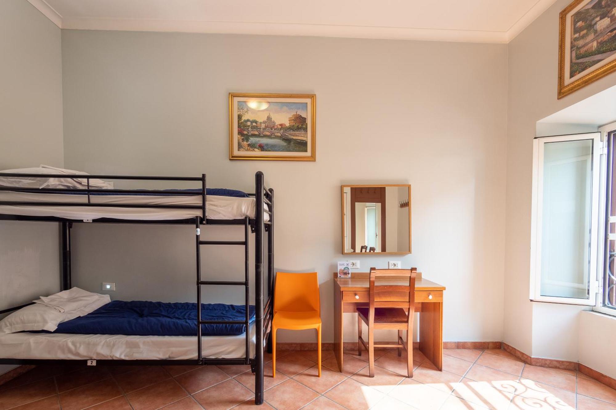 Cama en habitación compartida mixta con baño y 4 camas
