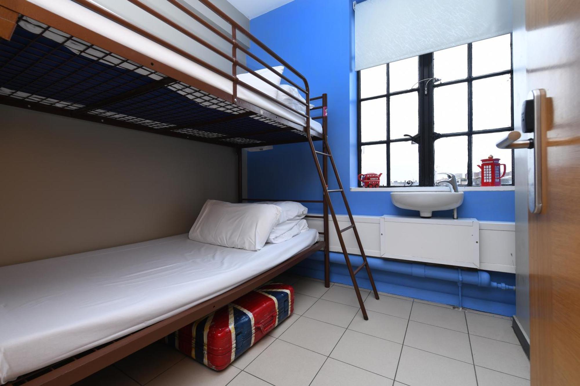 Quarto com 2 Camas de Solteiro e Banheiro Privativo