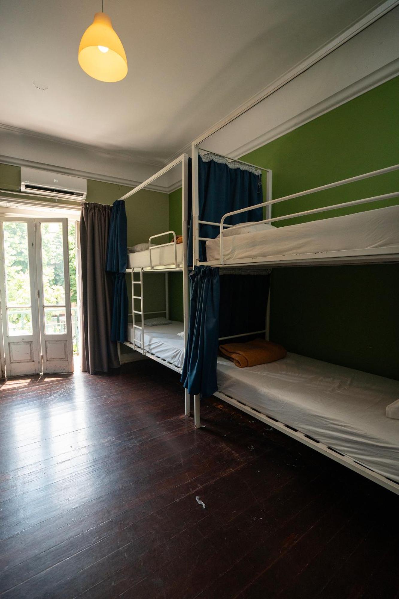 Cama em Dormitório Misto com 8 Camas