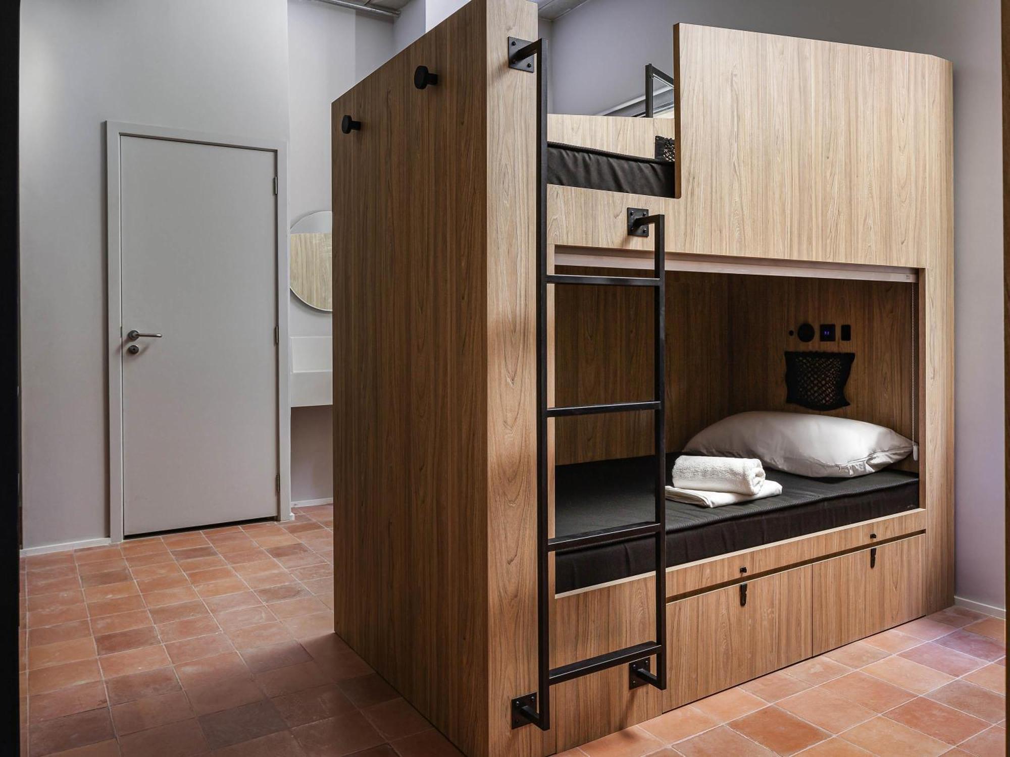 Bed Eight-Person Mixed Dormitory Room