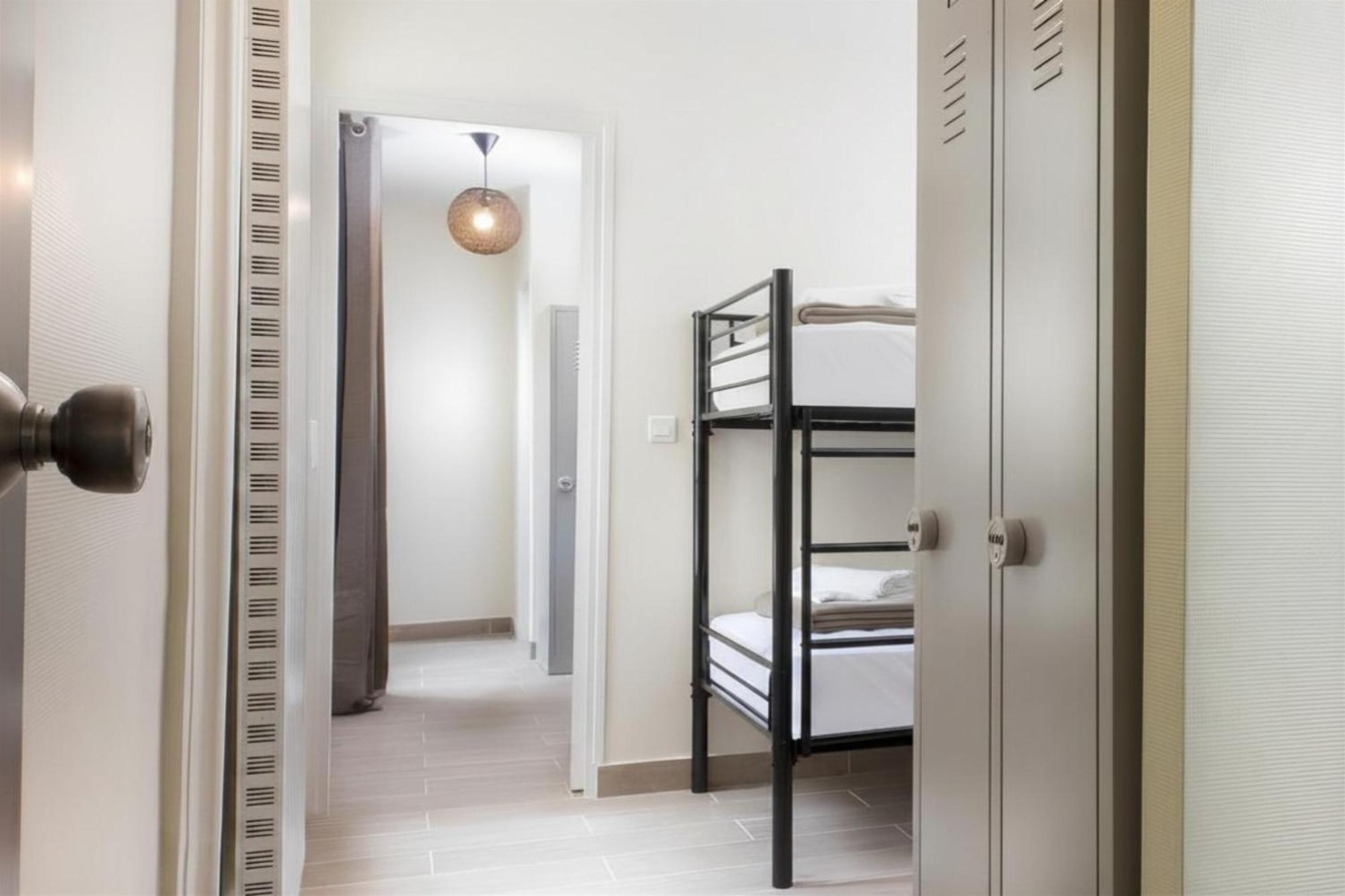 Cama em Dormitório Misto com 8 Camas